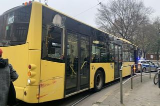 Groźna kolizja w Katowicach. Autobus zderzył się z tramwajem. Ruch tramwajowy został wstrzymany