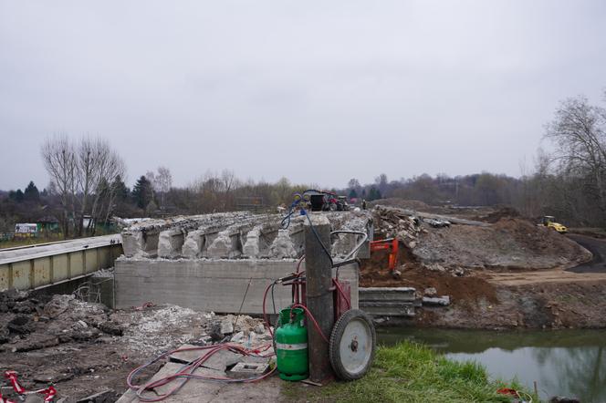 Trwa wyburzanie starego mostu Załęskiego w Rzeszowie