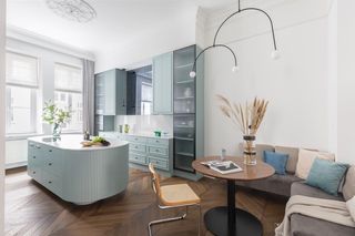 Wyremontowali mieszkanie w zabytkowej kamienicy. W środku mają błękitną kuchnię w stylu art déco