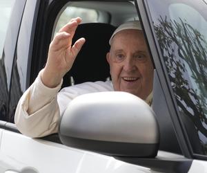 Papież opuścił klinikę Gemelli. Zapowiada powrót do obowiązków