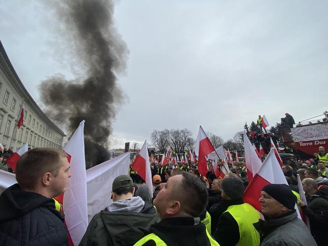 Protest rolników we Wrocławiu. Strajk wymyka się spod kontroli. Urząd Wojewódzki obrzucany jajkami