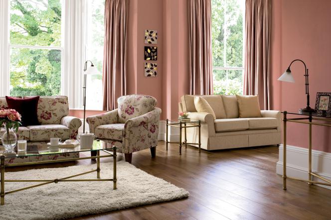 Salon z różowymi ścianami