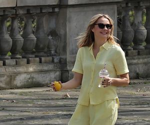 Małgorzata Socha przebiera się w parku