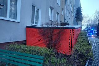 Lubelskie: 3 i 4-letni chłopiec weszli na parapet na 4. piętrze i wołali mamę. Pomoc przyjechała na czas