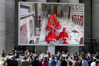 Z OSTATNIEJ CHWILI: Rozpoczęło się konklawe 2025 – kardynałowie złożyli przysięgę w Kaplicy Sykstyńskiej