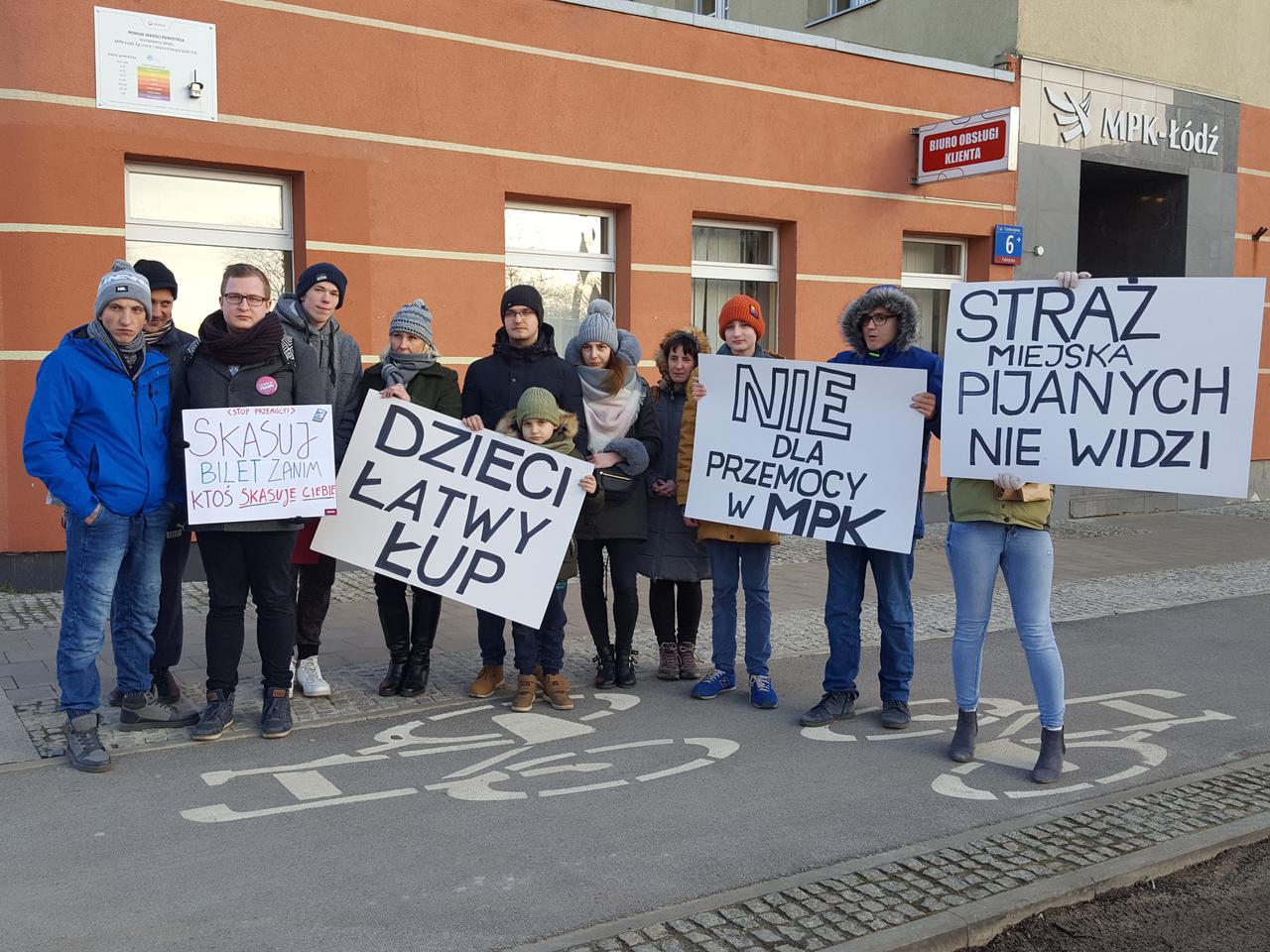 Protest pasażerów przeciwko kontrolerom MPK  