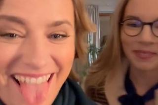 M jak miłość. Julia (Marta Chodorowska), Sylwia (Hanna Turnau)