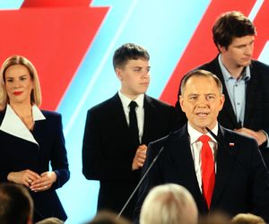 Marta Nawrocka na spacerze z córką i mężem