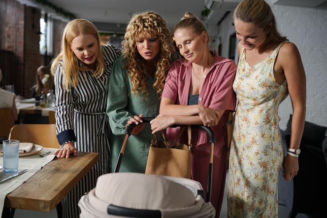 Przyjaciółki, 26 sezon, odcinek 303. Natalia (Natalia Rybicka), Inga (Małgorzata Socha), Patrycja (Joanna Liszowska), Anka (Magdalena Stużyńska)