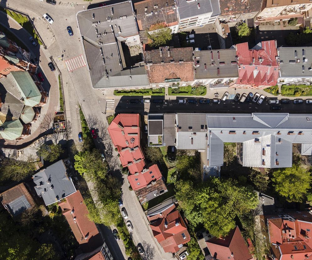 Wybudowany w sercu starego krakowskiego Podgórza budynek powstał na małej i wąskiej działce
