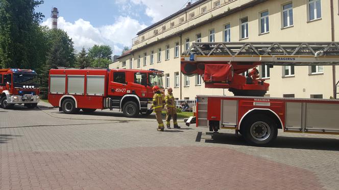 Gliwice: Strażacy na zwyżkach odwiedzili małych pacjentów oddziału pediatrii [WIDEO, ZDJĘCIA]