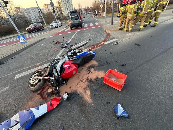 Śmiertelny wypadek na Ursynowie. Morocyklista wjechał w bok osobówki. Nie żyje