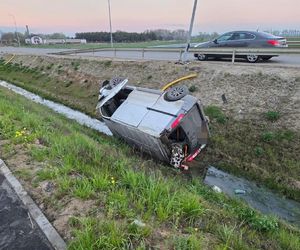 Kierował pod wpływem. Dachował w przydrożnym rowie