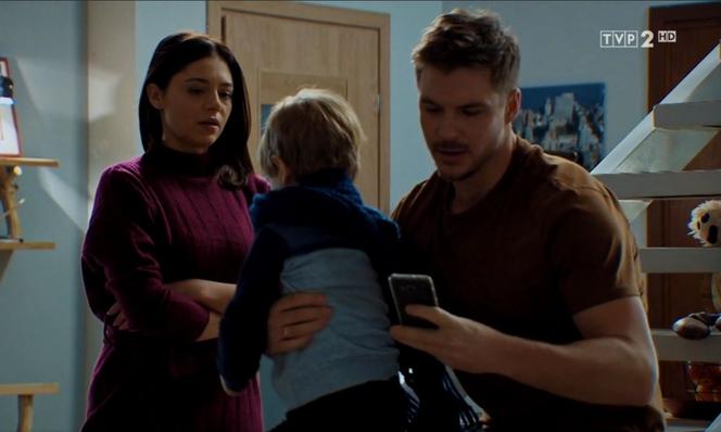 M jak miłość, odc. 1514. Marcin (Mikołaj Roznerski), Iza (Adriana Kalska), Szymek (Staś Szczypiński)