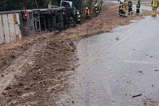Piotrkowice. Pijany 40-latek stracił panowanie nad autem. Życie uratował mu kierowca ciężarówki