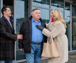 Na Wspólnej, odc. 4002. Włodek (Mieczysław Hryniewicz), Monika (Sylwia Gliwa), Bogdan (Wojciech Brzeziński)