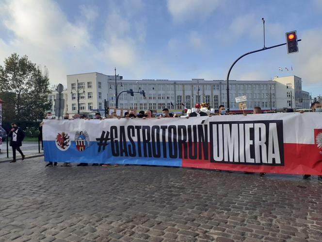 Protest branży gastronomicznej w Toruniu. Zanieśli trumnę pod pomnik Kopernika