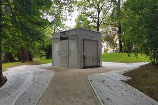 Odwiedziliśmy legendarny miejski szalet w Białymstoku. Miało być luksusowo i jest! [ZDJĘCIA]