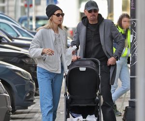 Krzysztof Ibisz z rodziną na spacerze