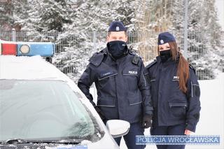 Wrocławscy policjanci uratowali mężczyznę, który wpadł do dołu wypełnionego błotem