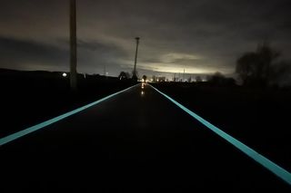 Droga dla rowerów oznaczona farbą fluorescencyjną w Wielkopolsce