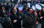 Tłumy pod siedzibą TVP. Debatę Trzaskowski–Nawrocki oglądają na telebimie