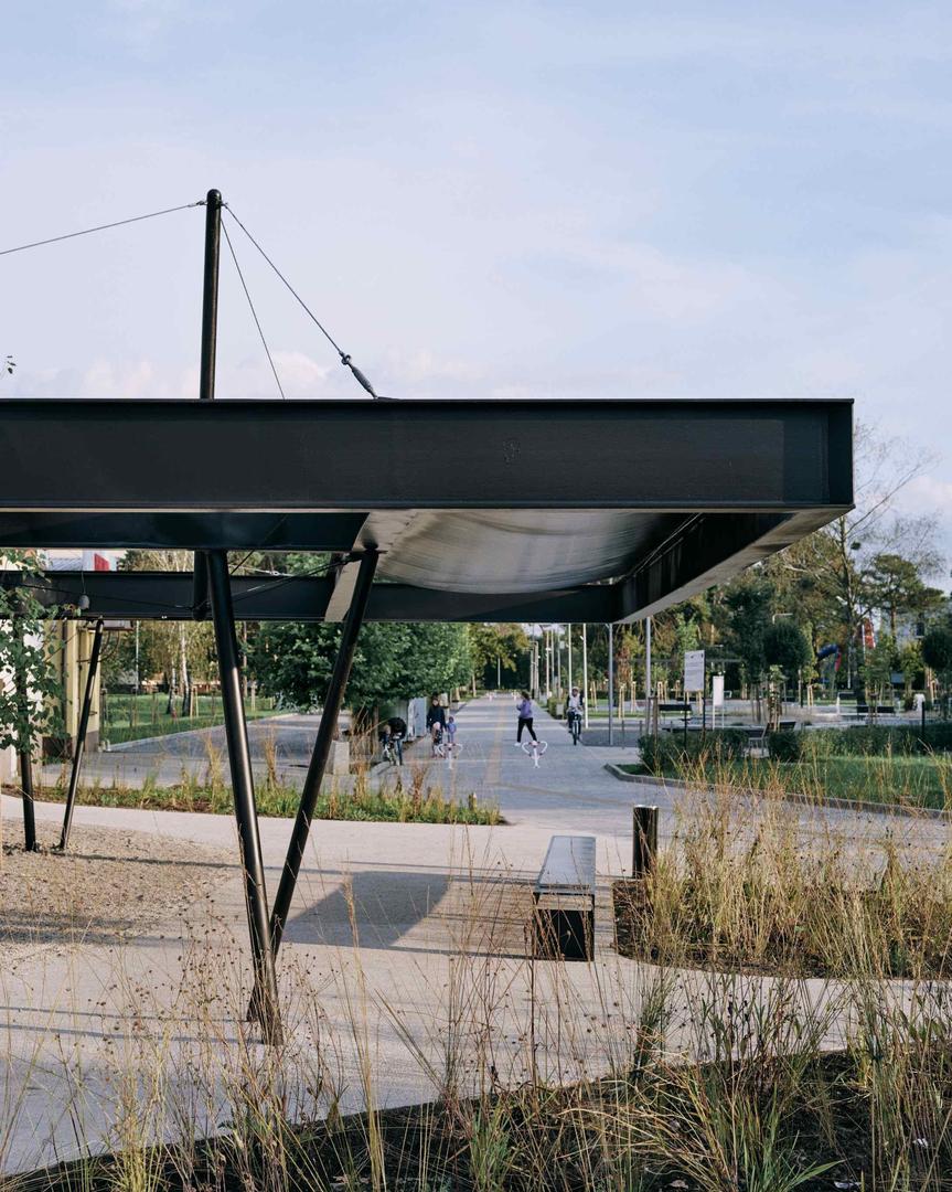 Stalowy pawilon na placu Handlowym w Gorzycach