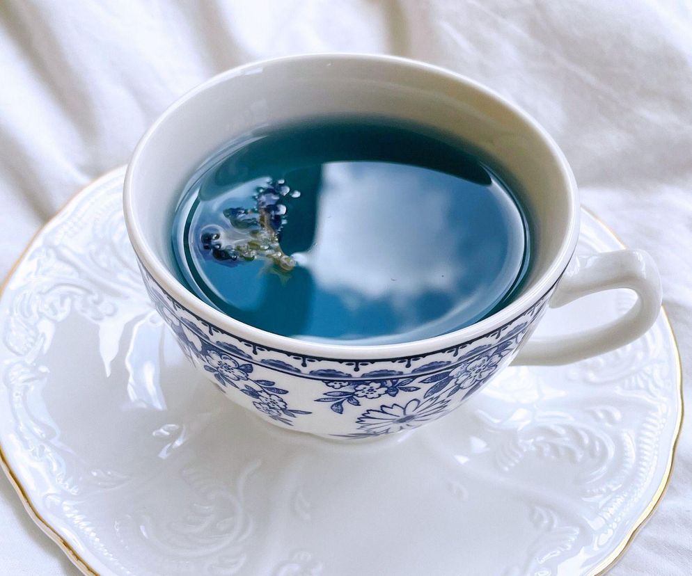 Zapomnij o zwykłej herbacie. Ten niebieski napój to zastrzyk młodości