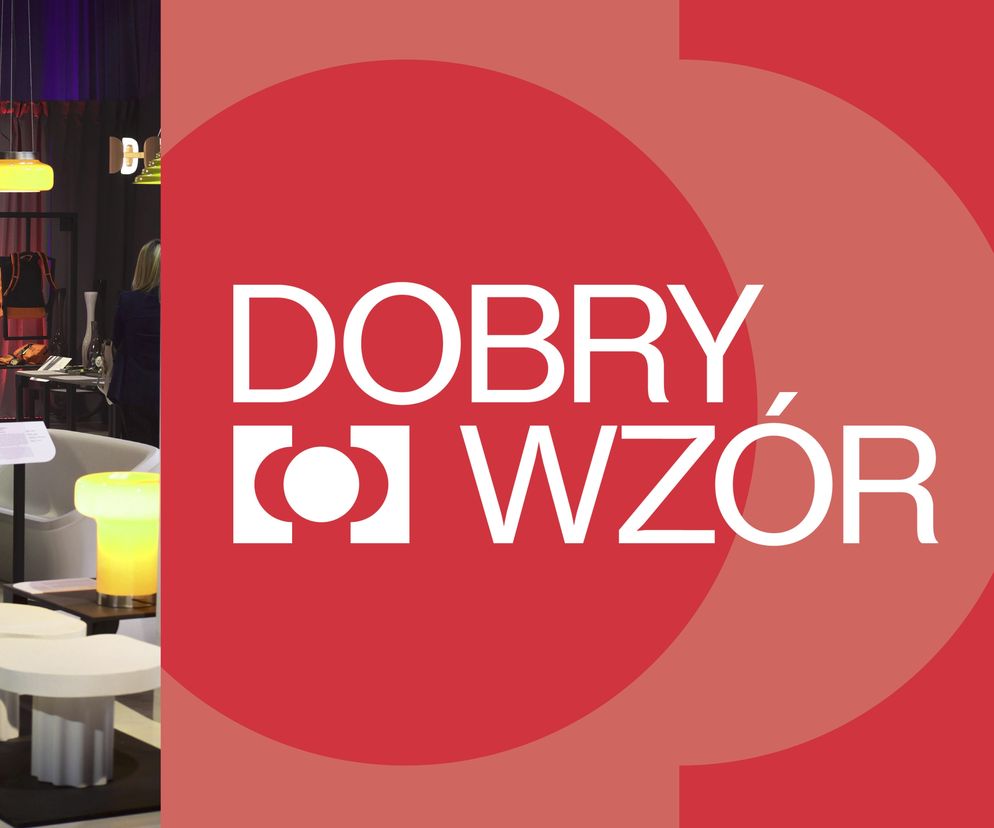 Ekspozycja finalistów konkursu Dobry Wzór, prezentująca współczesne, innowacyjne produkty oraz elementy designu w tle, z widocznym logotypem konkursu na czerwono-różowym tle. O nagrodzonych w tym plebiscycie przeczytasz na portalu Architektura Murator Plus.