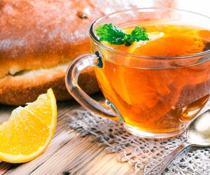 Herbata z pomarańczą, cytryną i goździkami: przepis na aromatyczny bożonarodzeniowy napój