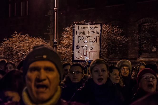 "Nie mów mi, co mam robić". Protest kobiet w Krakowie [GALERIA ZDJĘĆ, AUDIO]