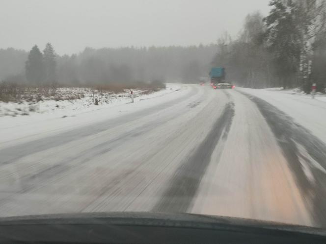 Atak zimy w Białymstoku. Fatalne warunki w mieście i Podlaskiem [ZDJĘCIA]