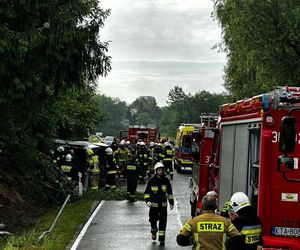 Autokar z dziećmi wylądował w rowie! Sześć osób rannych, droga zablokowana