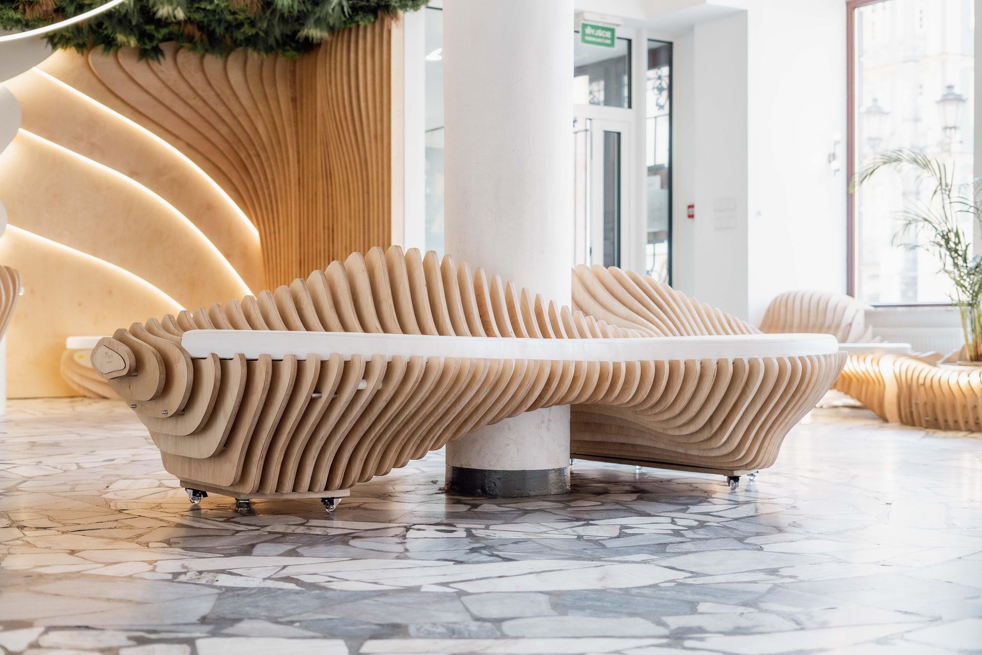 Galeria pod Plafonem i strefa wejściowa Dolnośląskiej Biblioteki Publicznej na rynku