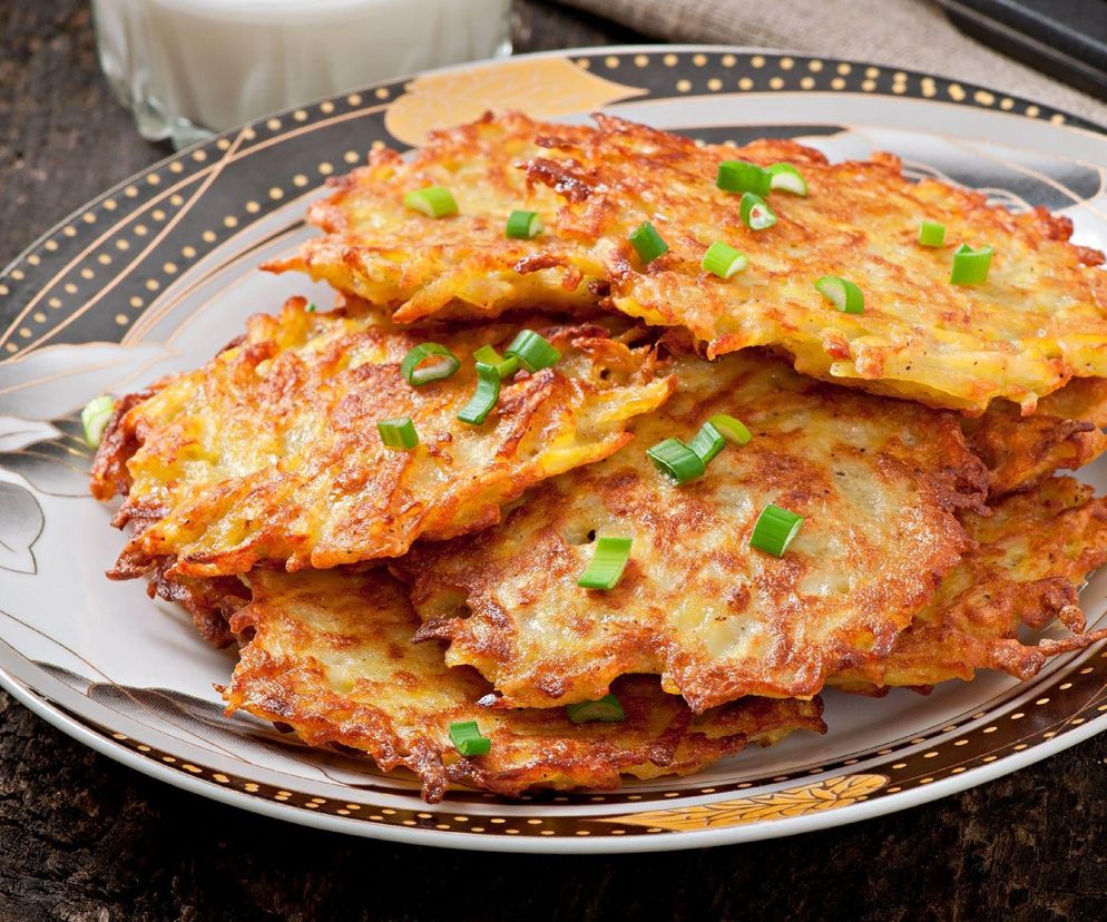 Zapomnij o cukinii. Teraz placki robi się z tego taniego i zdrowego warzywa 