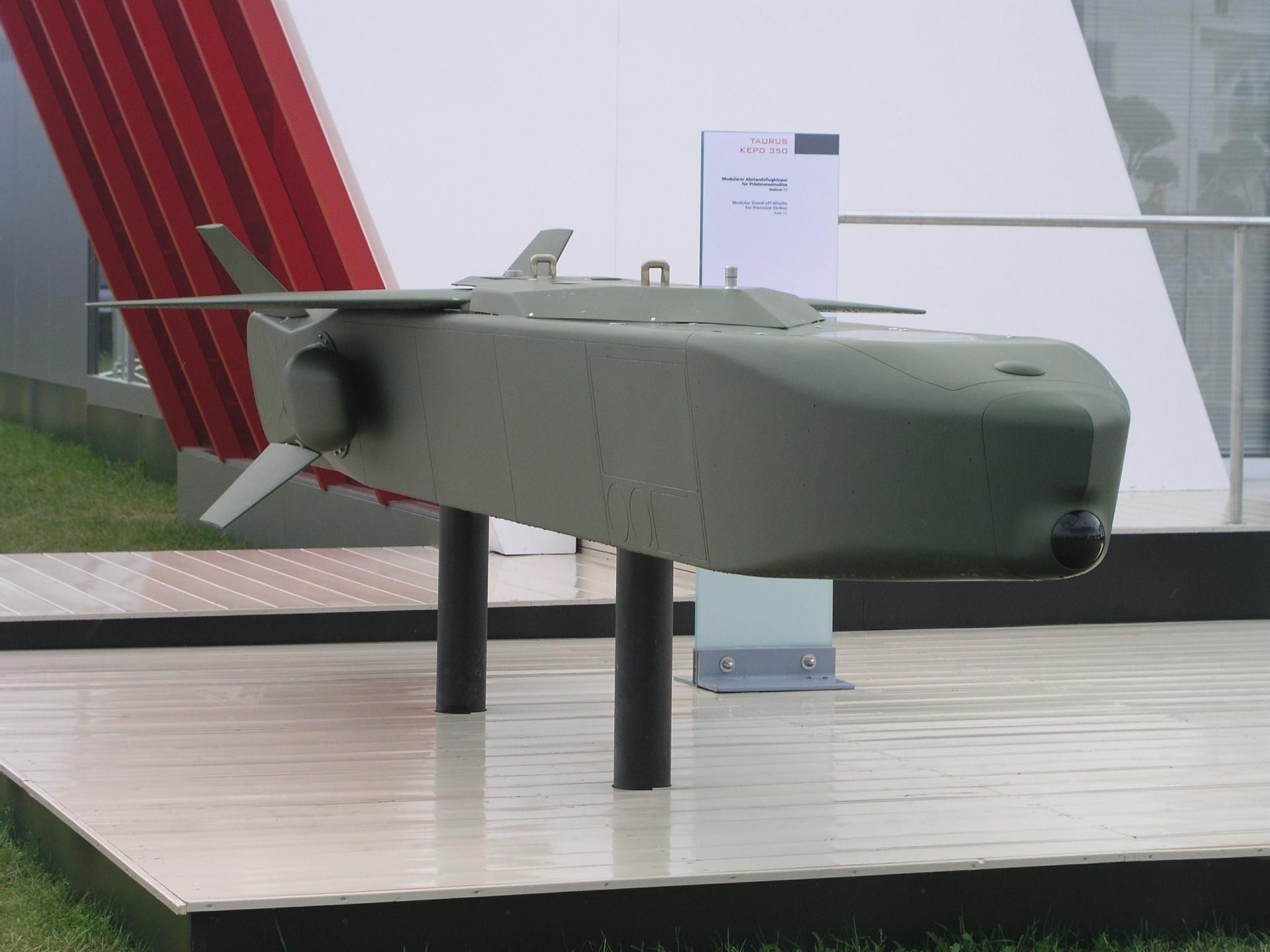 FA-50 i pociski Taurus