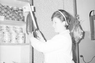 QUIZ PRL. Kolejki, puste haki i listy społeczne, czyli co się działo w sklepach w Polsce Ludowej