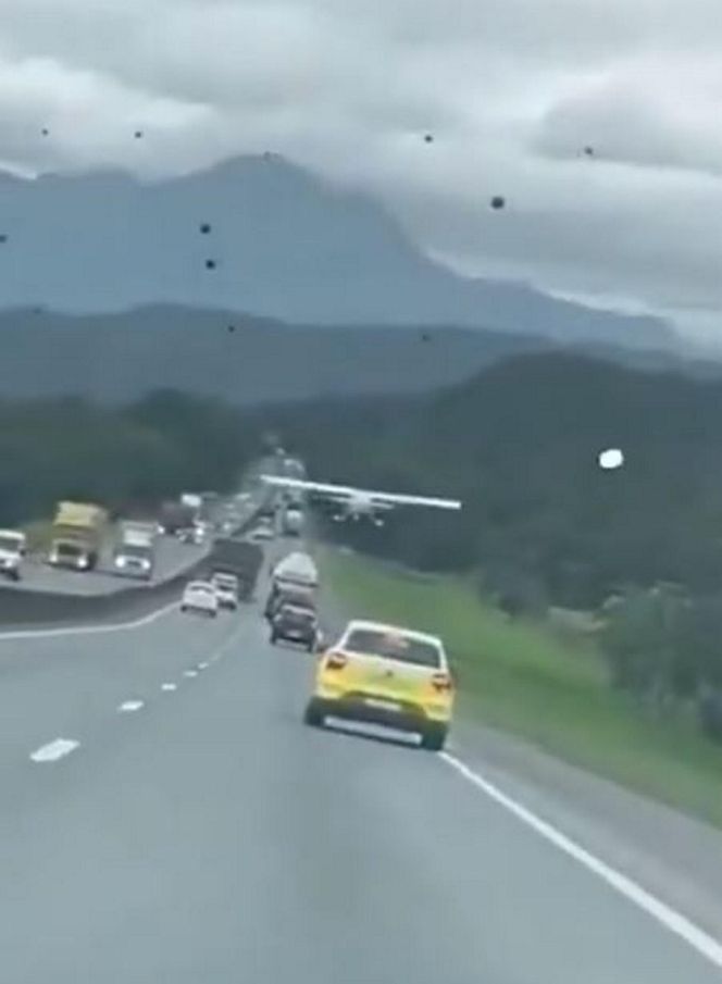 Samolot lądował na zatłoczonej trasie między autami! Wideo mrozi krew w żyłach