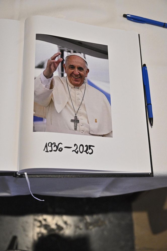 Warszawa żegna papieża Franciszka. Poruszające wpisy w Archikatedrze