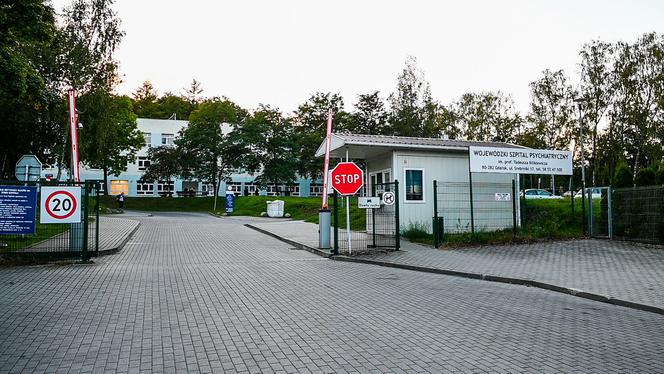 Konał na szpitalnej podłodze