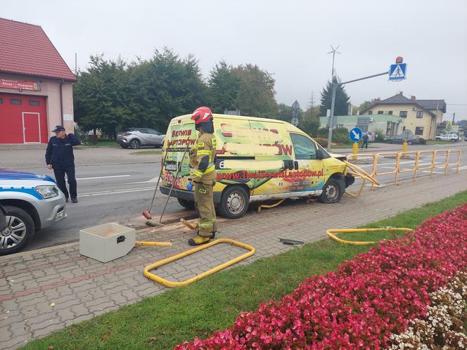 Wypadek w Mircu! Kobieta uderzyła autem w przydrożne bariery