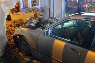Mercedes uderzył w budynek i wybił potężną dziurę. Autem jechali ojciec z synem