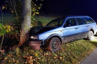 Powiat łosicki: Zjechała na pobocze i uderzyła w drzewo. Kobieta trafiła do szpitala!