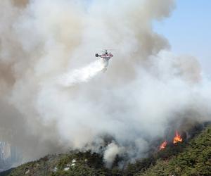 Pożar na górze Inwang w Seulu. Strażacy od ponad 20 godzin walczą z ogniem
