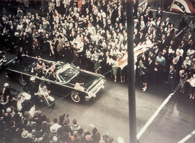 John F. Kennedy, Jacquelin Kennedy, gubernator Teksasu John Connally i jego żona Nellie w odkrytej limuzynie wśród wiwatujących tłumów tuż przed zamachem