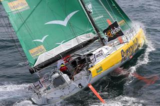 Vendee Globe: Luis Burton na Bureau Valee uderzył w kuter rybacki. Jacht płynie jednak dalej! 