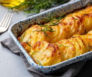 Weź ziemniaki i te składniki z lodówki. Tani przepis na pyszny dodatek do obiadu 