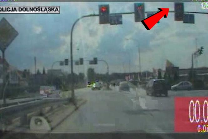 Niecierpliwi kierowcy przejechali na czerwonym. Nie wiedzieli, że obserwują ich policjanci z grupy Speed! 