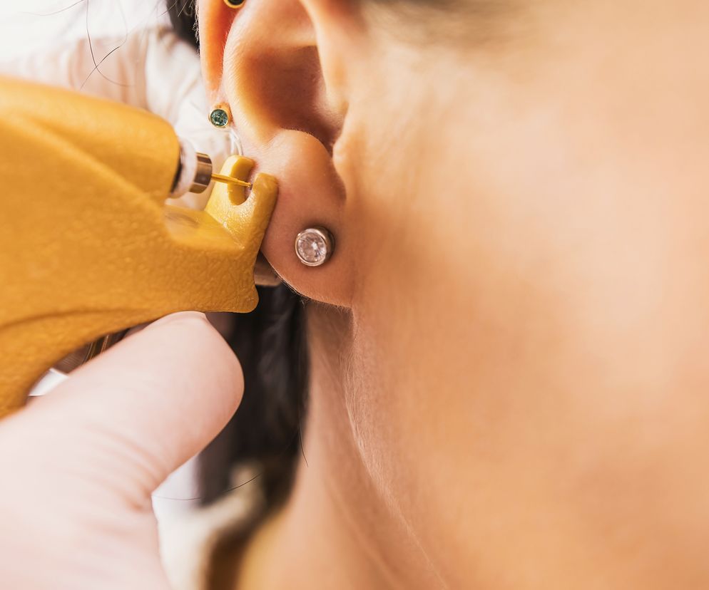 Kolczyk w uchu wymaga odpowiedniej pielęgnacji, by nie doszło do infekcji.