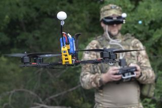 „Armia dronowa”. O indywidualnym wymiarze trwającej rewolucji